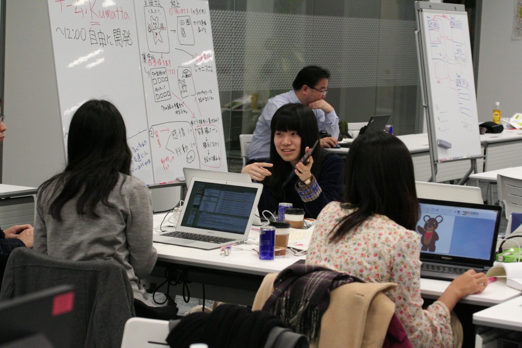 チームごとのテーブルで企業や学生のメンターと協力して開発を進めた