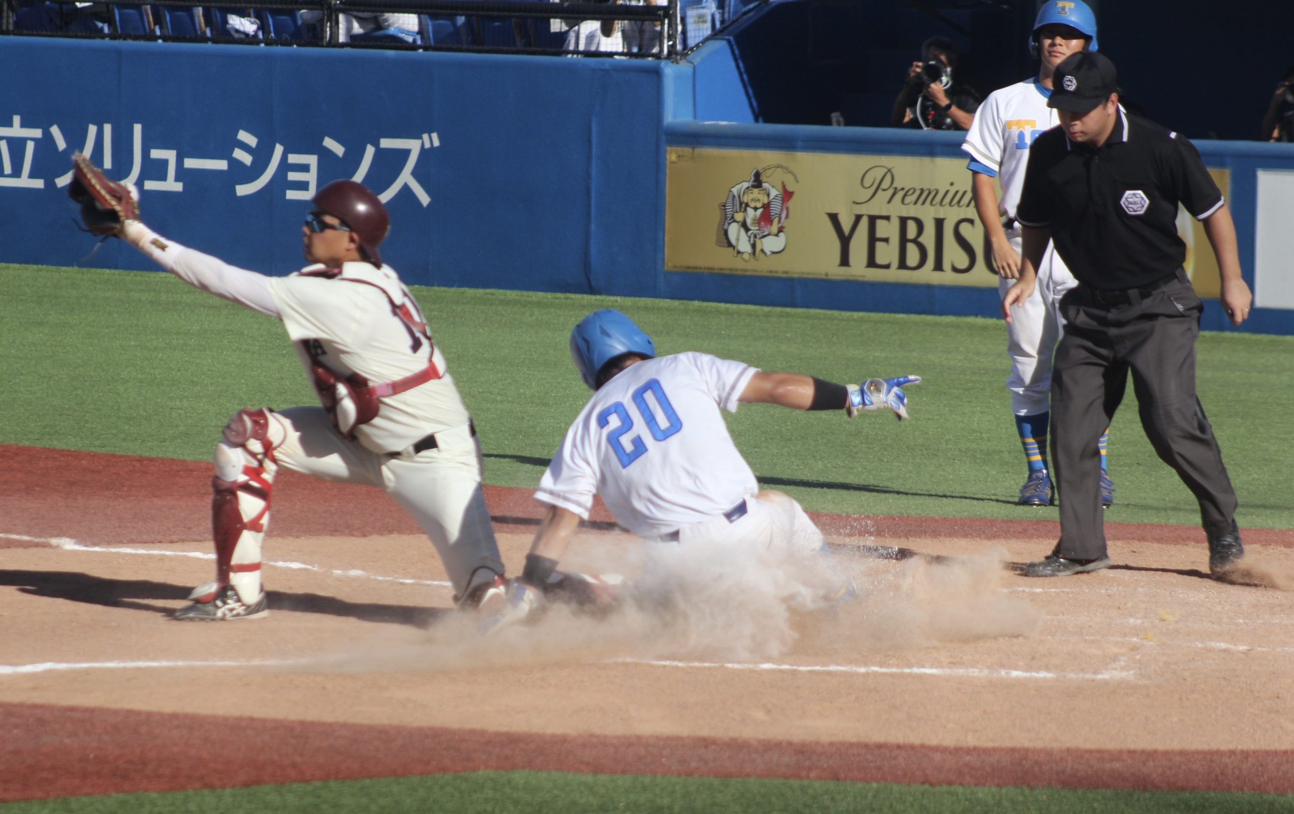 8回表、府川の適時打で一塁ランナー杉浦が一気に生還し、東大は今季初得点（撮影・宇城謙人）