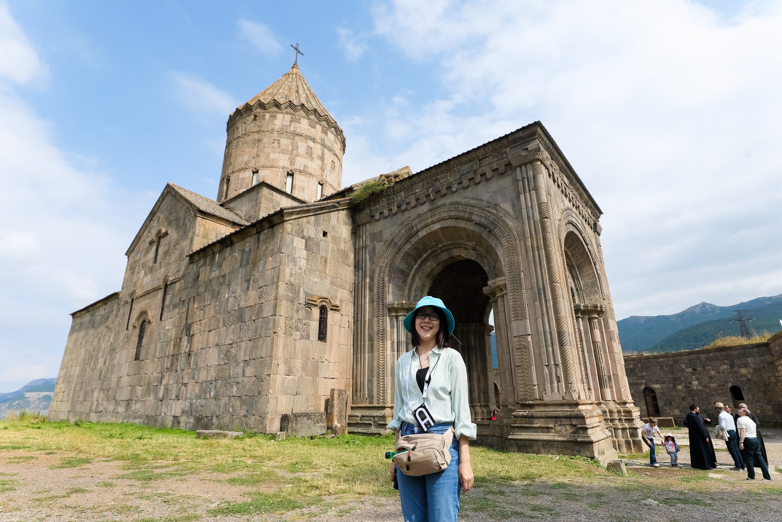 タテヴ修道院（9世紀設立）にて。現在のアルメニア共和国南部のシュニク地方にあり、13世紀以降アルメニア語圏の学問の中心となった。1995年世界遺産登録（写真は浜田准教授提供）