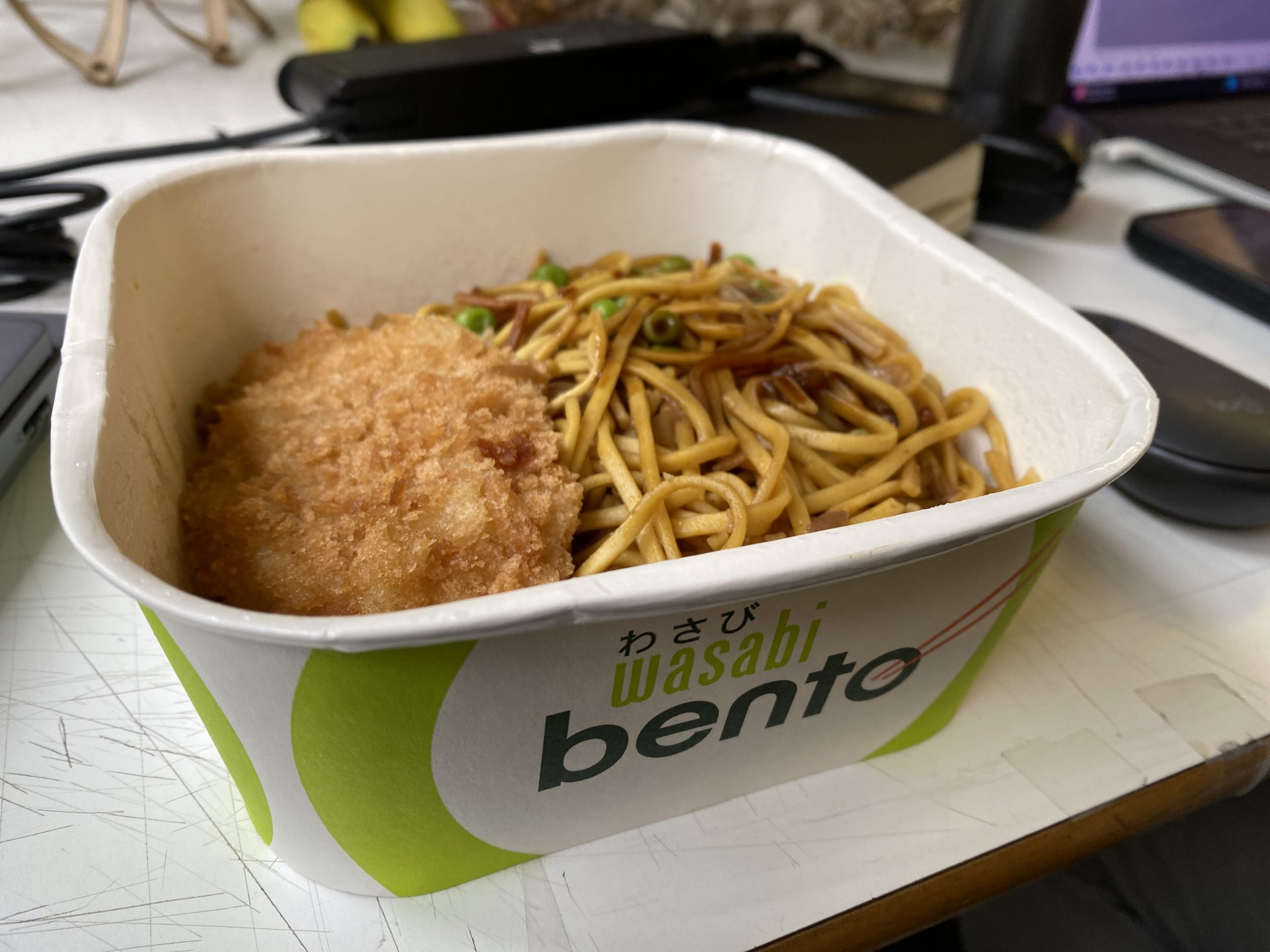 Wasabiの焼きそば。テイクアウトの「bento」として売り出されている。日本語に惑わされてしまうが、焼きそばの味は日本のとは全く異なる