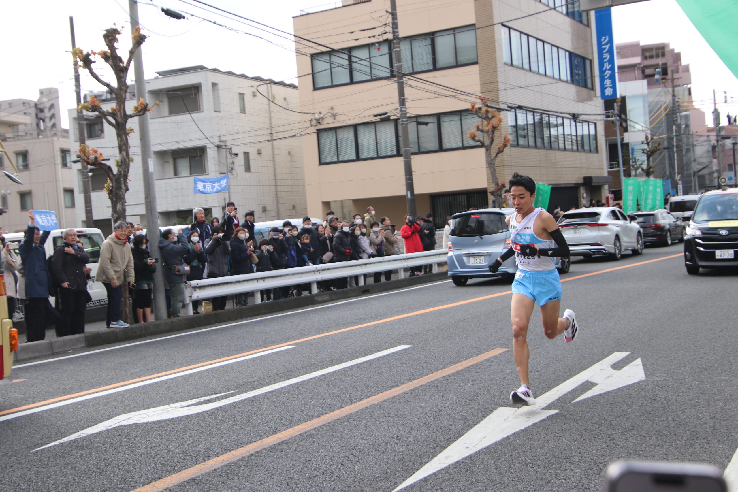 秋吉選手　８区力走